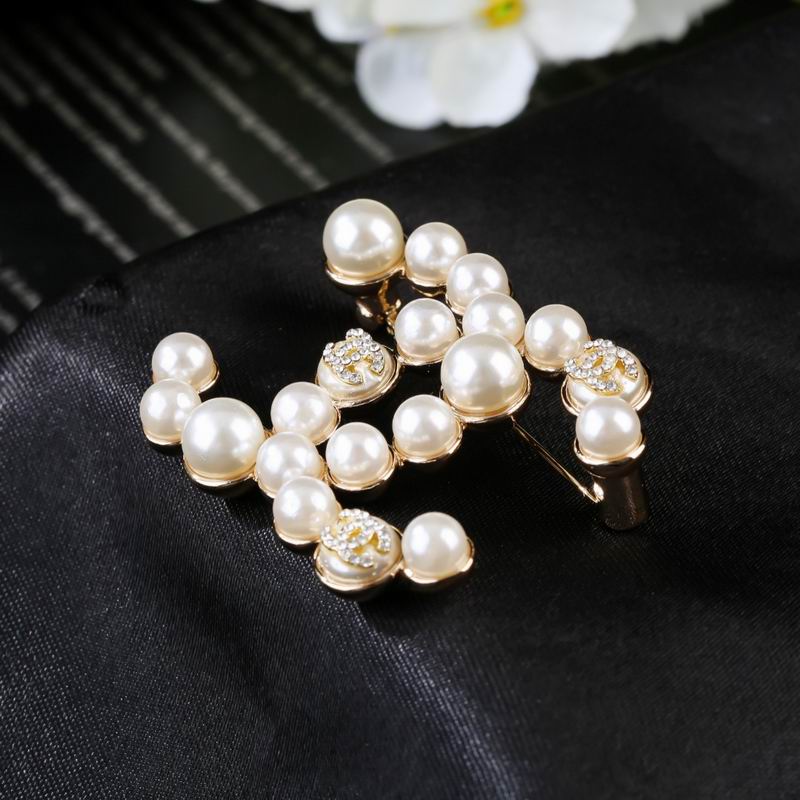 Chanel Brooch 08yxq21